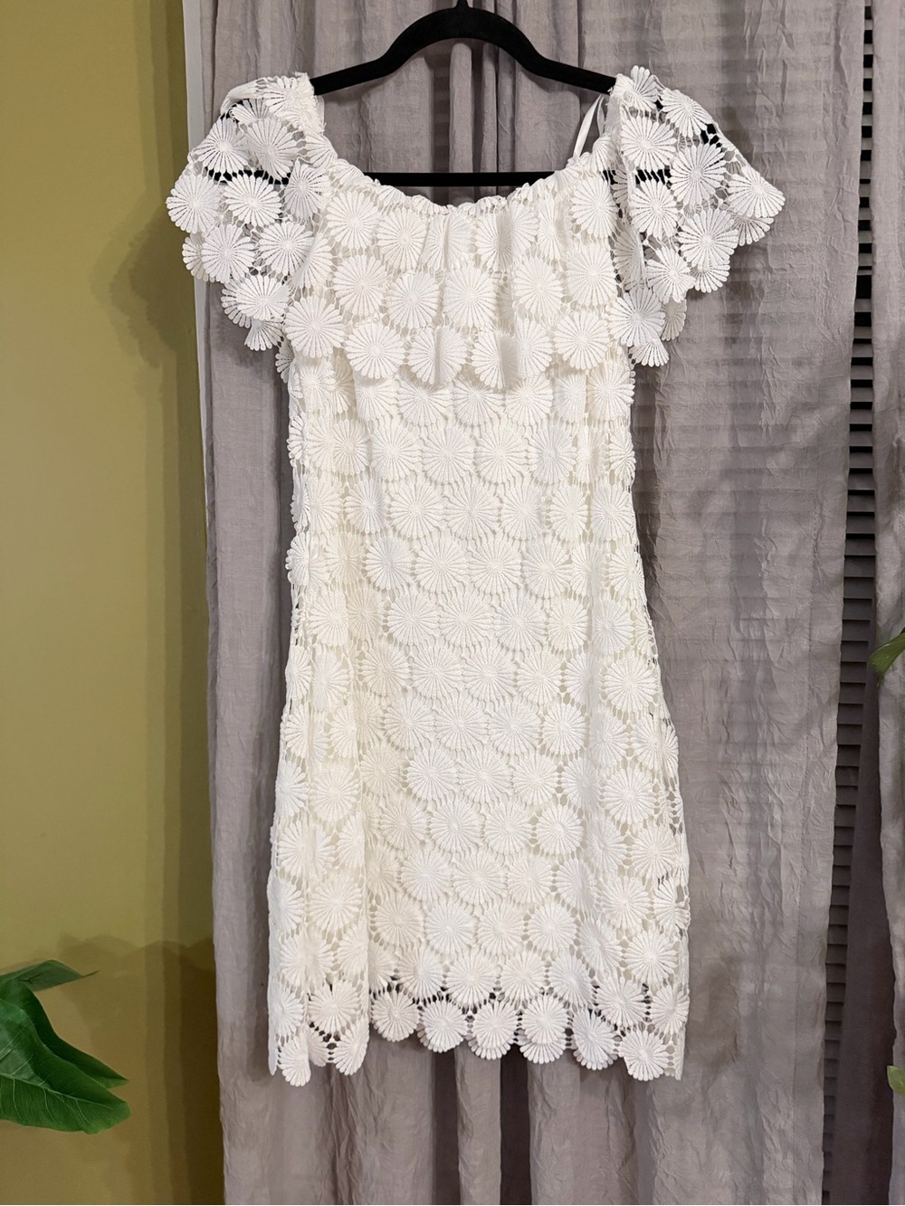 Trina Turk Bardot White Daisy Crochet Off-Shoulder Mini Dress, size m